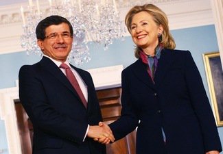 Глава МИД Турции встретился с Клинтон в Париже