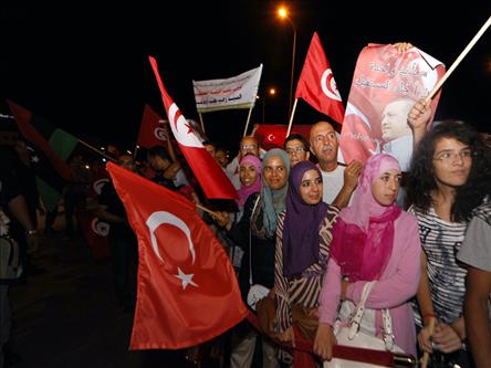 Премьер-министр Турции прибыл в Тунис