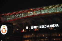 На стамбульском стадионе сорвало часть крыши