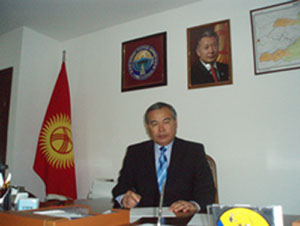 Дипломат с голубем в руках