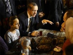 Эрдоган посетил ифтар в Ускюдаре