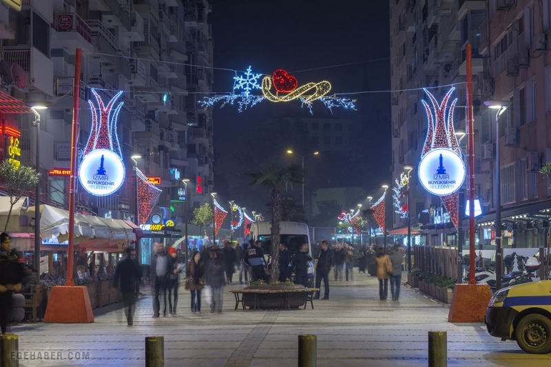 Измир засиял новогодними огнями 