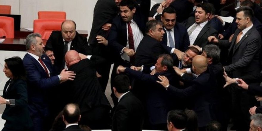 В турецком парламенте подрались депутаты