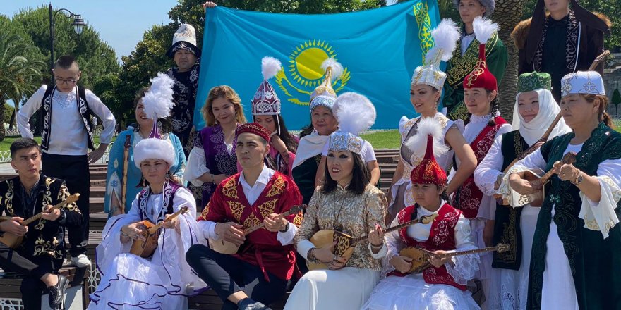 Казахстанцы отметили День домбры в Стамбуле