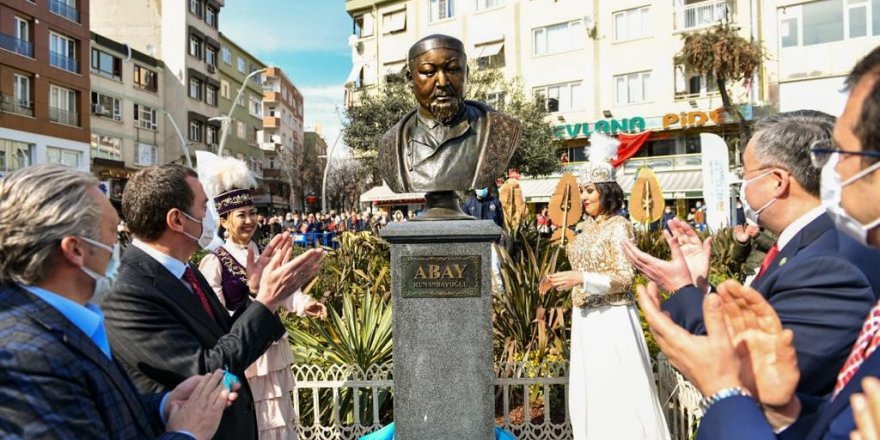 Площадь и памятник казахского поэта открыли в Стамбуле