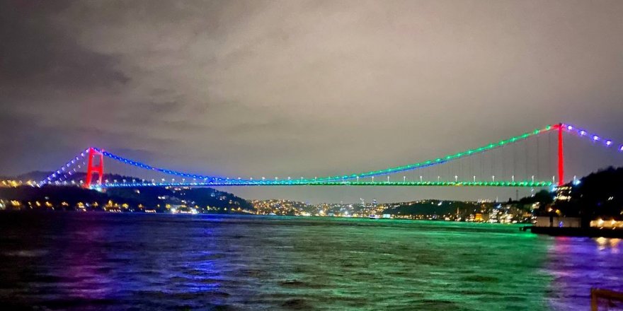 Мосты Стамбула засияли цветами  Узбекского флага 