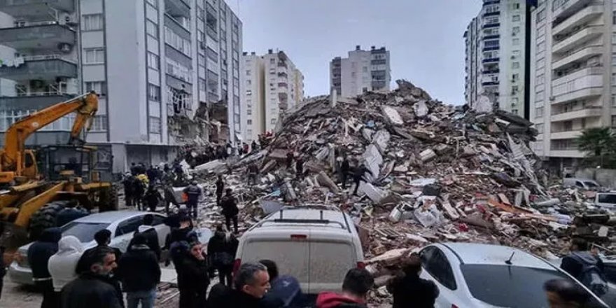Мощное землетрясение уничтожило дома в Турции
