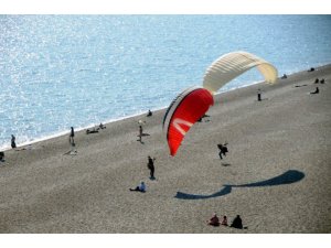 В Анталье теплая погода позволила купаться в море