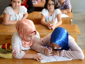 В Турции разрешили школьницам носить платки