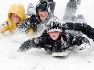 Из-за снегопада снова отменены занятия в школах