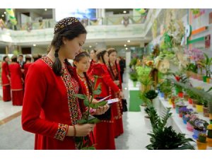 В Ашхабаде прошла выставка декоративного и плодового садоводства