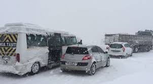 Дорога между Бурсой и Измиром закрыта из-за снежной бури