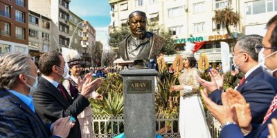 Площадь и памятник казахского поэта открыли в Стамбуле