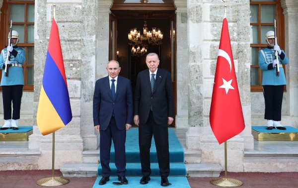 pashinyan-erdogan-istanbul.jpg